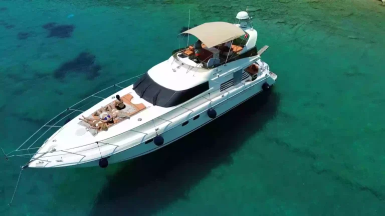 Bodrum'da Motor Yat Kiralamak Güvenli mi? – Bodrum’un turkuaz koylarında profesyonel mürettebatla seyreden lüks motor yat.
