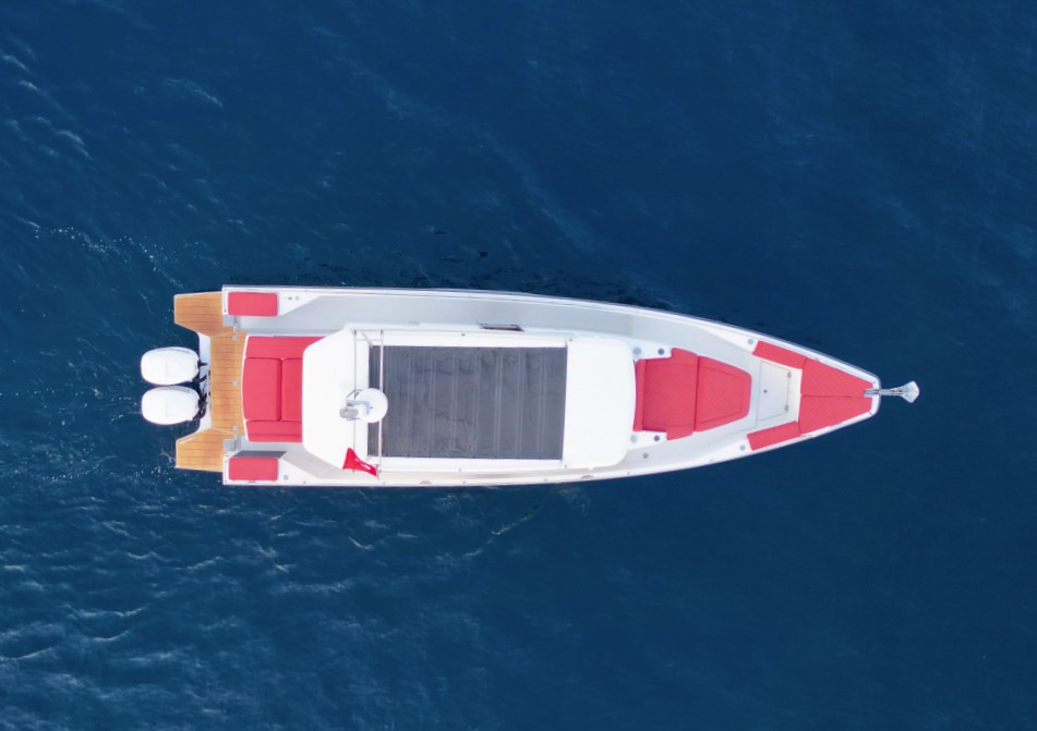 Tesla Travel AXOPAR 37 Bodrum özel sürat teknesi transferleri ile Bodrum Marina çıkışlı lüks VIP deniz ulaşımı sağlayan modern Axopar 37 sürat teknesi.