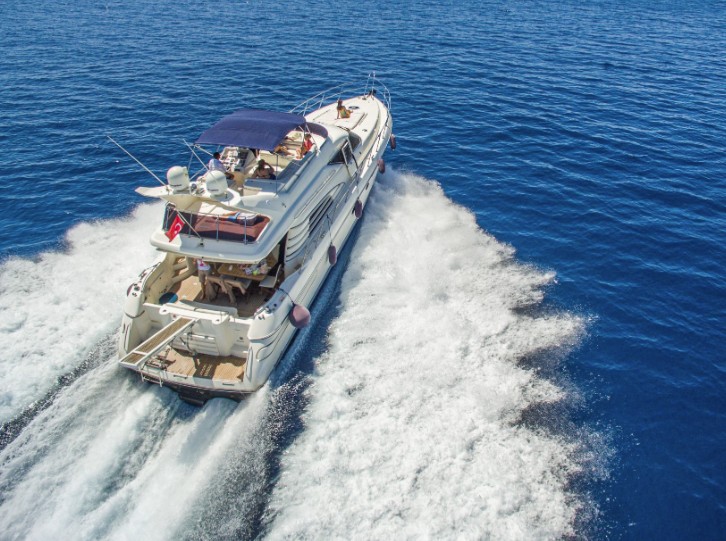 Bodrum'un turkuaz koylarında seyreden lüks motor yat ile tam gün ve yarım gün özel yat kiralama deneyimlerinin karşılaştırılması.