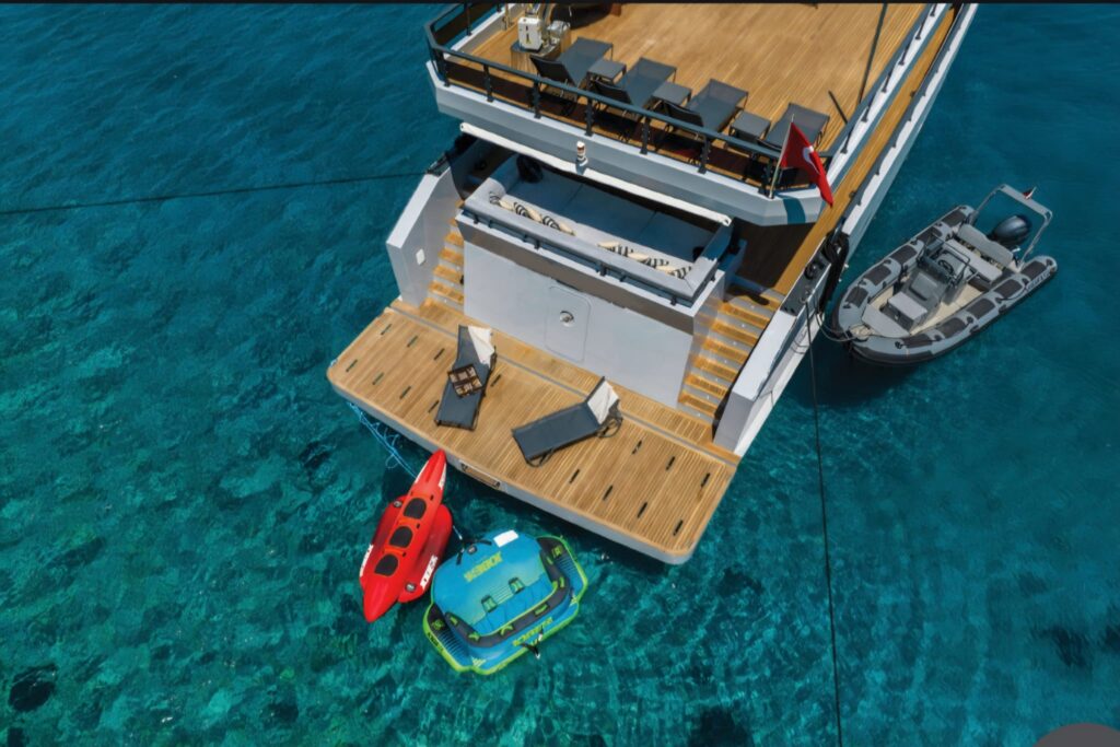 Caresse Resort Çıkışlı Özel Günlük Motoryat Deneyimi ile Bodrum'un turkuaz koylarını keşfeden lüks motoryat, güneşlenme alanları, profesyonel mürettebat ve VIP günlük charter hizmeti.