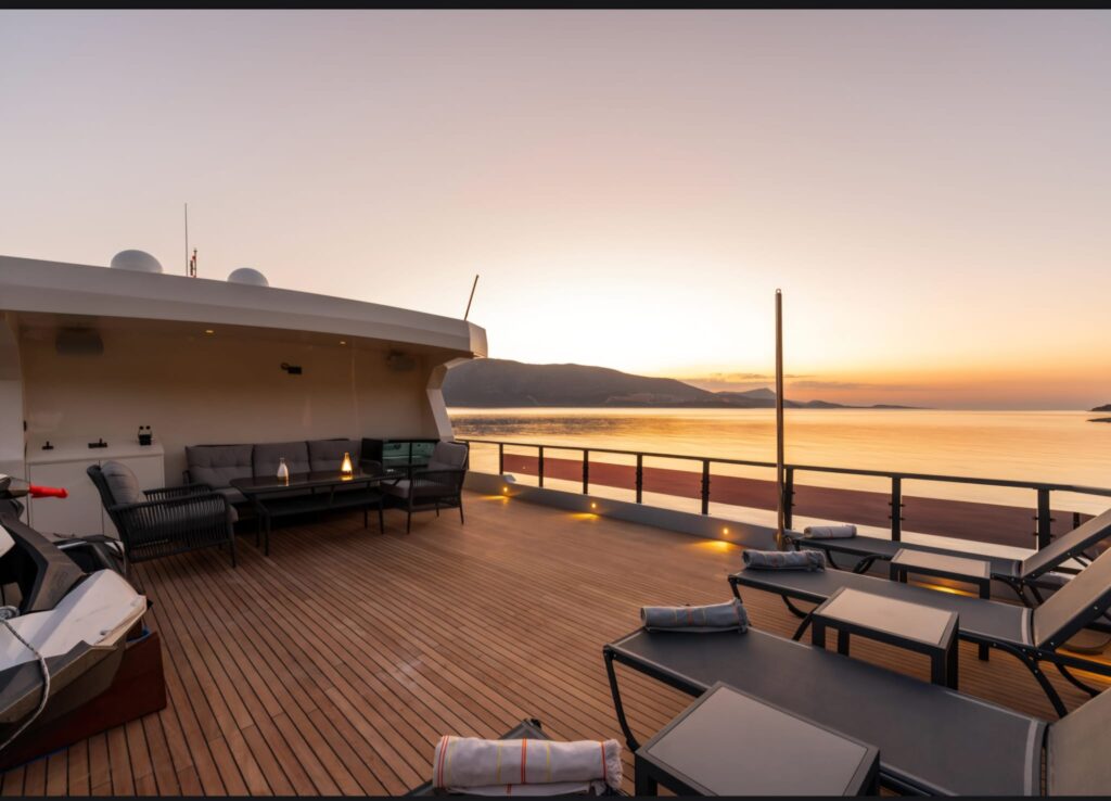 Motor Yacht Deck üzerinde geniş güneşlenme alanları, şık oturma grupları ve Bodrum'un eşsiz deniz manzarasıyla lüks motoryat yaşam alanı.