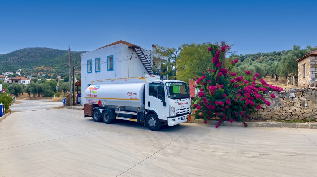 Bodrum’da yat için deniz motorini ve benzin tedariki.